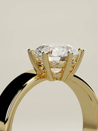 The Joya, solitario con diamante redondo de laboratorio en oro amarillo 14K, de pie, vista de tres cuartos