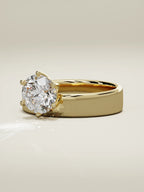 The Joya, solitario con diamante redondo de laboratorio en oro amarillo 14K, vista de tres cuartos