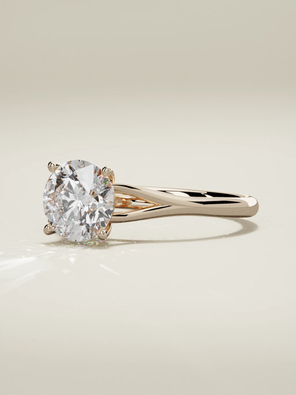 The Lazo, solitario con diamante redondo de laboratorio en oro rosa 14K, vista de tres cuartos