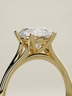The Lazo, solitario con diamante redondo de laboratorio en oro amarillo 14K, de pie, vista de tres cuartos