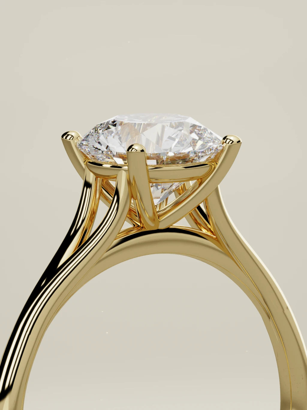 The Lazo, solitario con diamante redondo de laboratorio en oro amarillo 14K, de pie, vista de tres cuartos