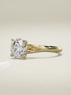 The Lazo, solitario con diamante redondo de laboratorio en oro amarillo 14K, vista de tres cuartos