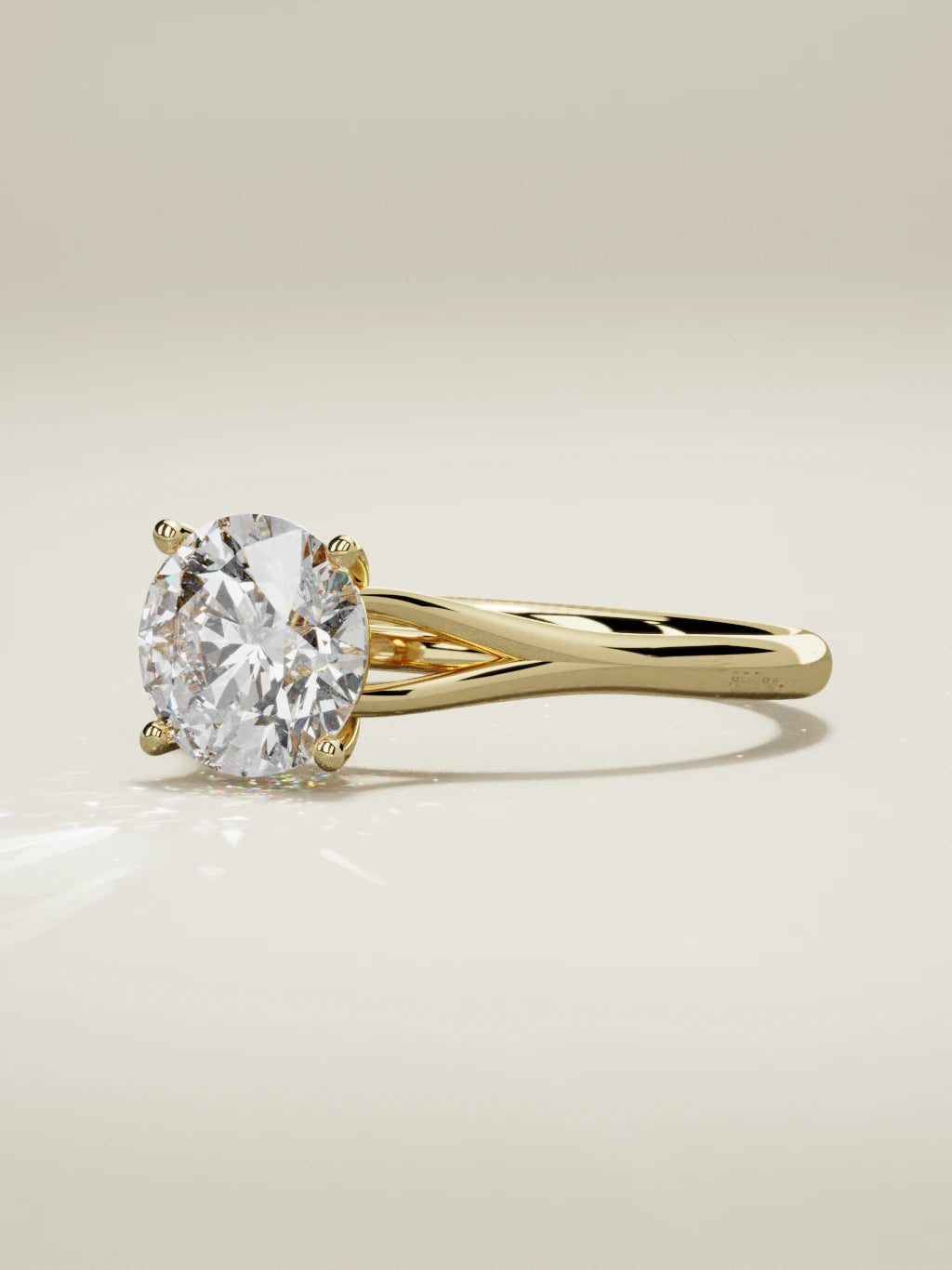 The Lazo, solitario con diamante redondo de laboratorio en oro amarillo 14K, vista de tres cuartos