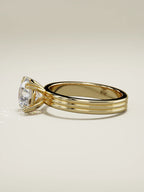 The Lira, solitario con diamante redondo de laboratorio en oro amarillo 14K, vista lateral