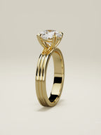 The Lira, solitario con diamante redondo de laboratorio en oro amarillo 14K, de pie, vista frontal
