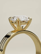 The Lira, solitario con diamante redondo de laboratorio en oro amarillo 14K, de pie, vista de tres cuartos