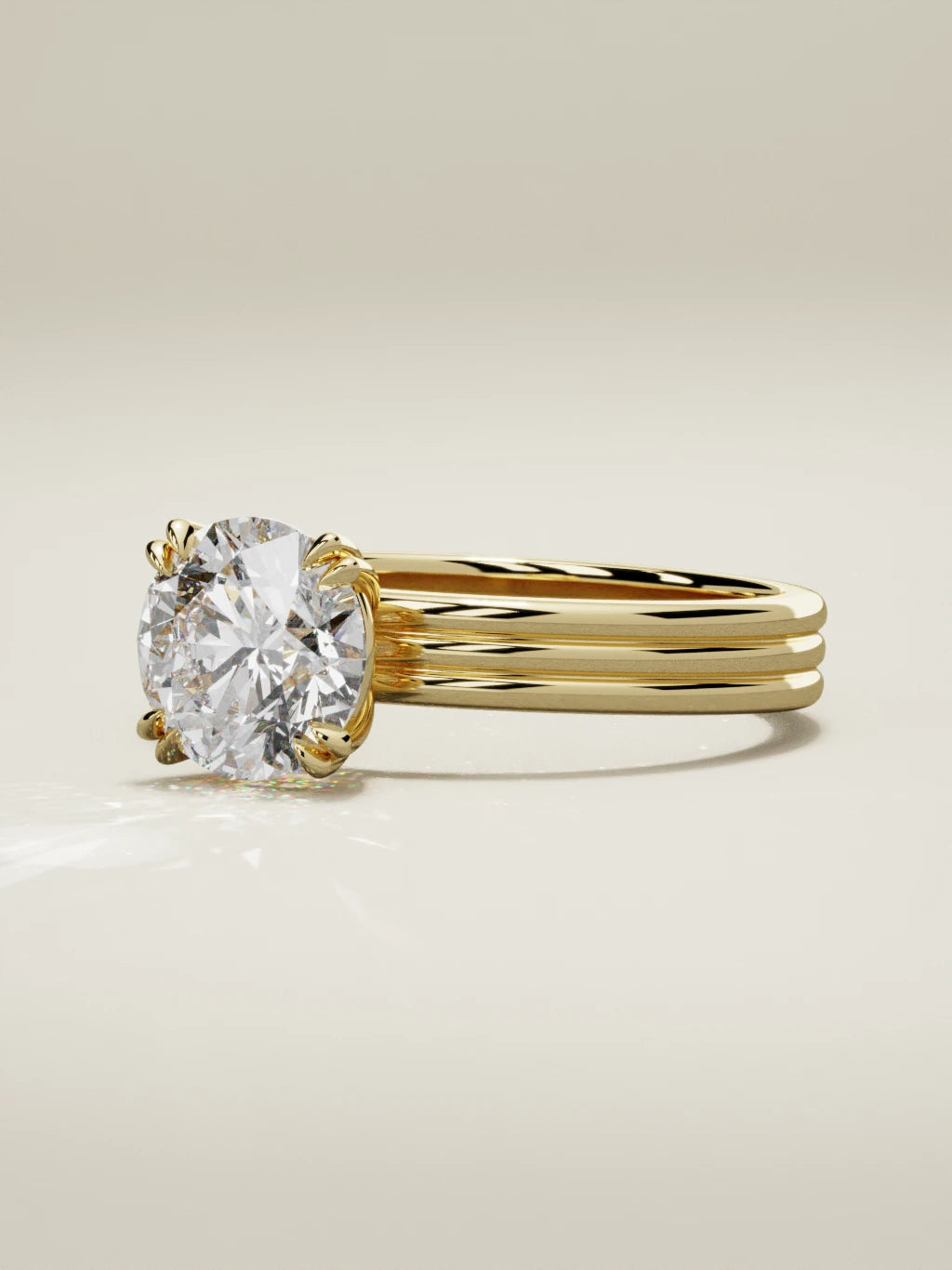 The Lira, solitario con diamante redondo de laboratorio en oro amarillo 14K, vista de tres cuartos
