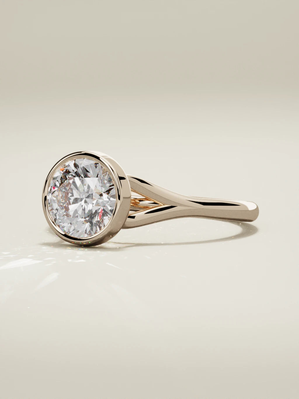 The Luna, solitario con diamante redondo de laboratorio en oro rosa 14K, vista de tres cuartos