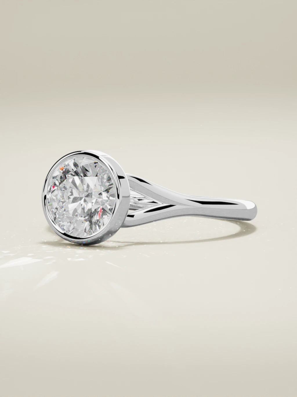 The Luna, solitario con diamante redondo de laboratorio en oro blanco 14K, vista de tres cuartos