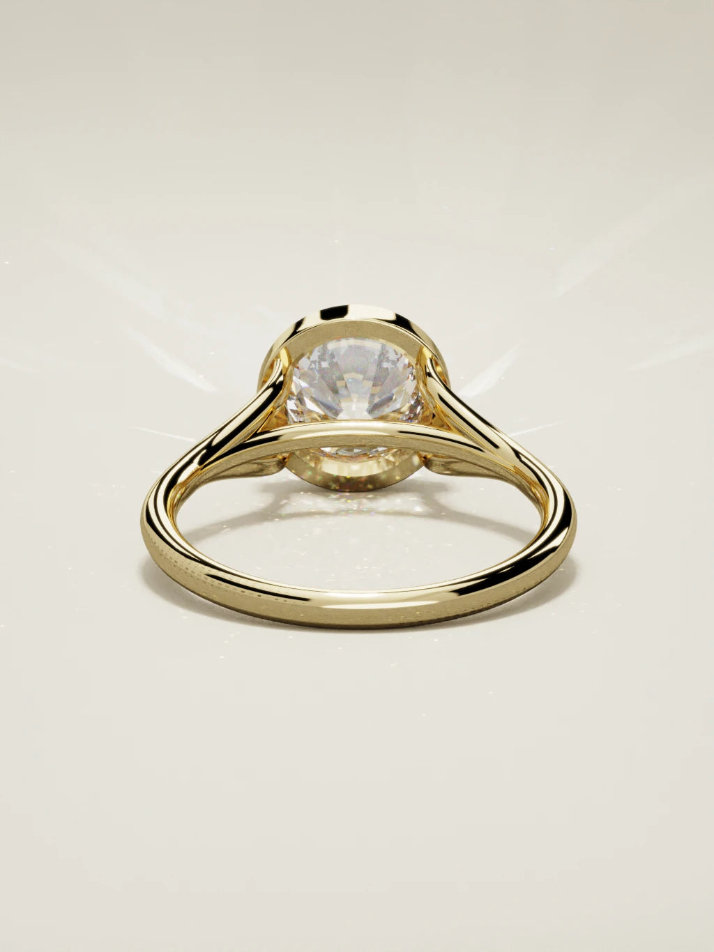 The Luna, solitario con diamante redondo de laboratorio en oro amarillo 14K, vista trasera