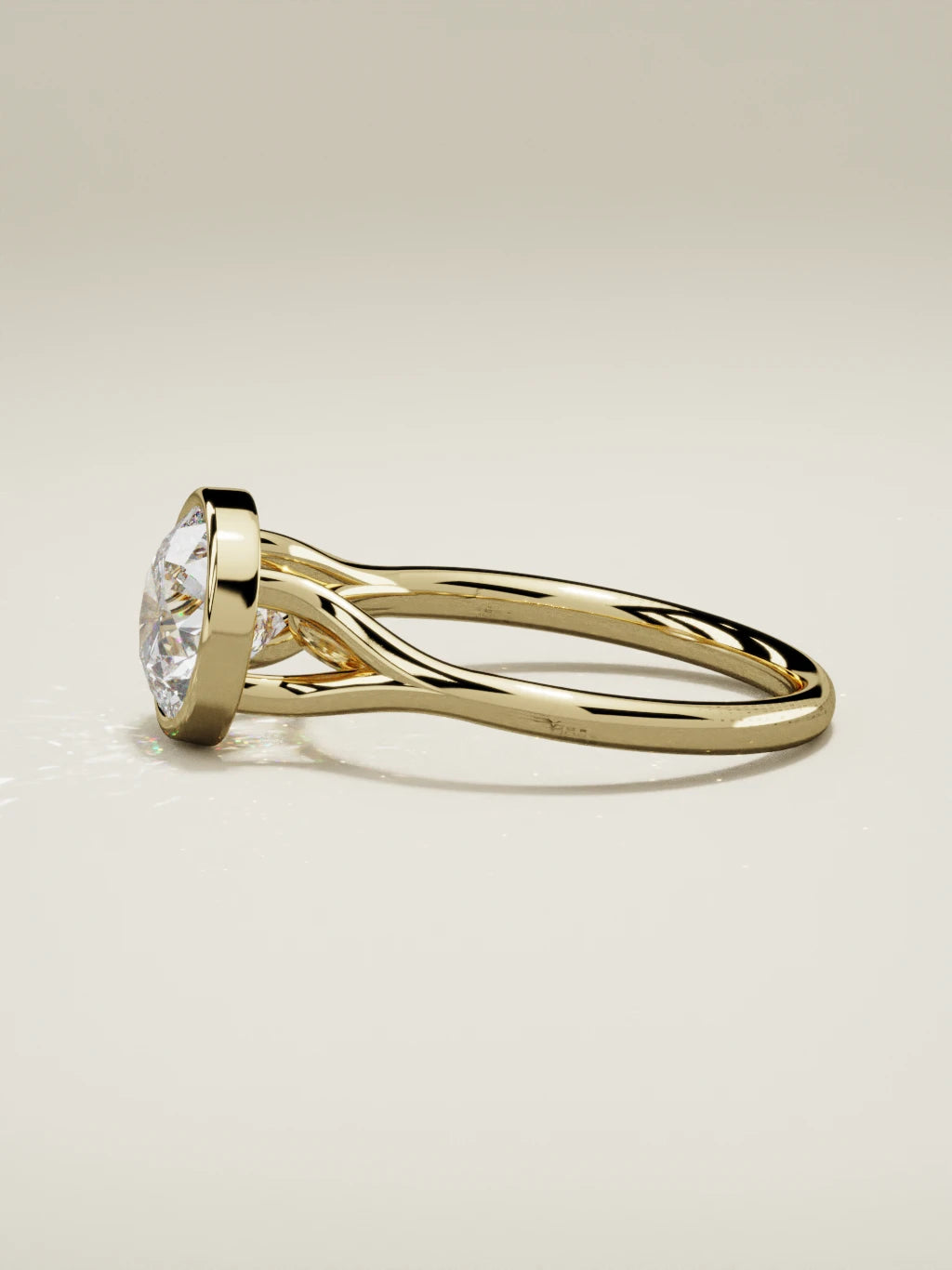 The Luna, solitario con diamante redondo de laboratorio en oro amarillo 14K, vista lateral