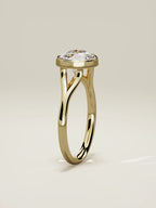 The Luna, solitario con diamante redondo de laboratorio en oro amarillo 14K, de pie, vista frontal