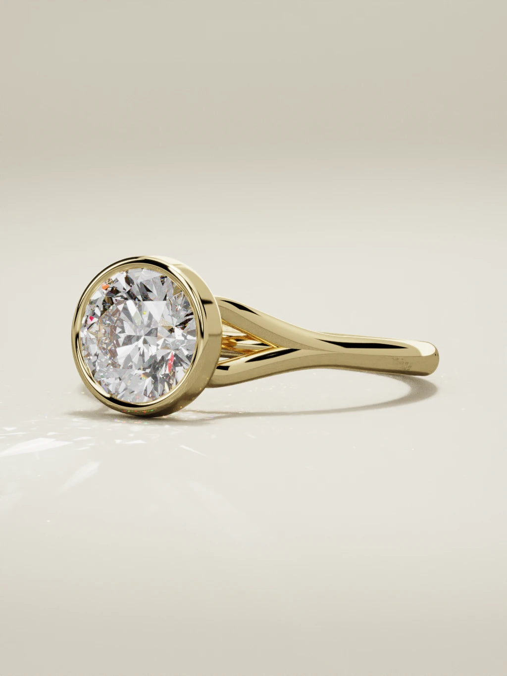 The Luna, solitario con diamante redondo de laboratorio en oro amarillo 14K, vista de tres cuartos