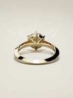 The Nave, solitario con diamante redondo de laboratorio en oro amarillo 14K, vista trasera
