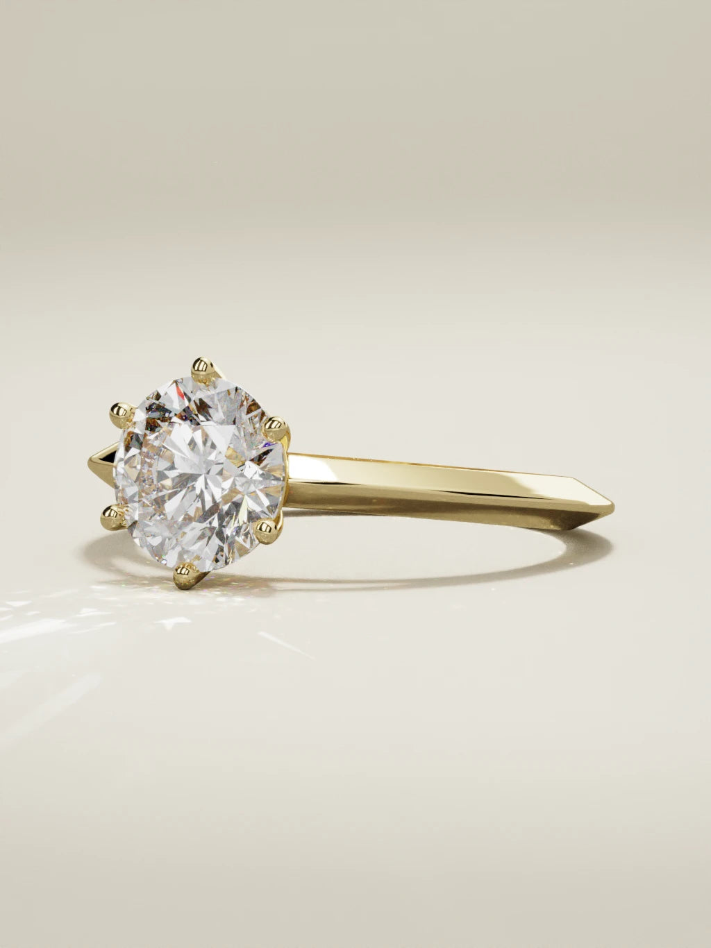 The Nave, solitario con diamante redondo de laboratorio en oro amarillo 14K, vista de tres cuartos