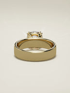 The Nova, solitario con diamante redondo de laboratorio en oro amarillo 14K, vista trasera