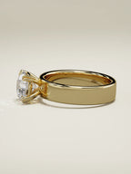 The Nova, solitario con diamante redondo de laboratorio en oro amarillo 14K, vista lateral