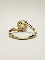 The Ola, solitario con diamante redondo de laboratorio en oro amarillo 14K, vista trasera