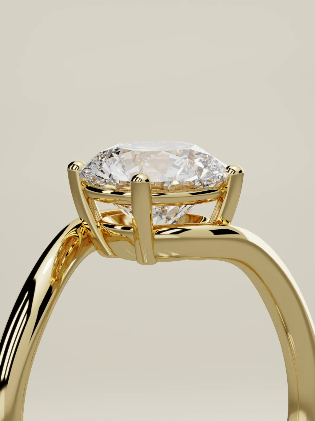 The Ola, solitario con diamante redondo de laboratorio en oro amarillo 14K, de pie, vista de tres cuartos