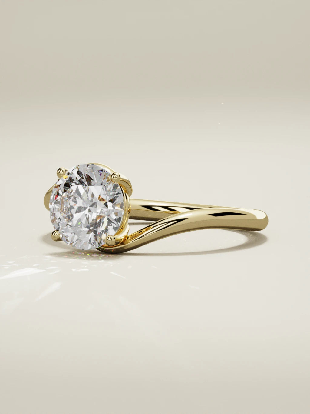 The Ola, solitario con diamante redondo de laboratorio en oro amarillo 14K, vista de tres cuartos