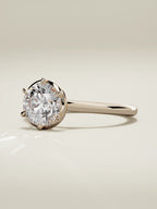 The Orbe, solitario con diamante redondo de laboratorio en oro rosa 14K, vista de tres cuartos