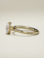 The Orbe, solitario con diamante redondo de laboratorio en oro amarillo 14K, vista lateral