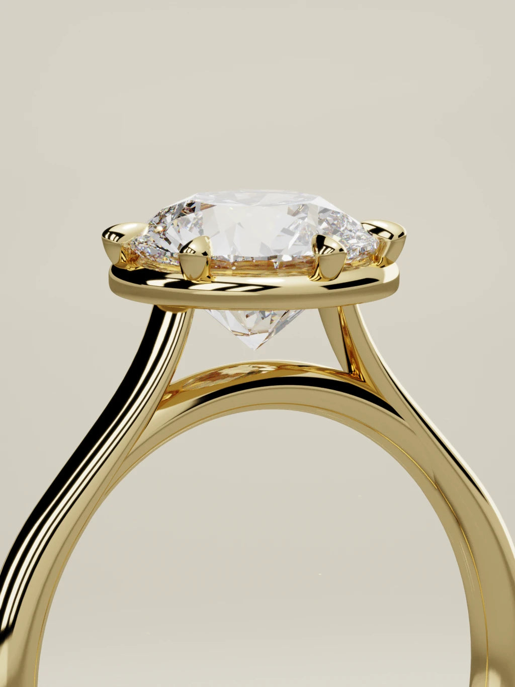 The Orbe, solitario con diamante redondo de laboratorio en oro amarillo 14K, de pie, vista de tres cuartos