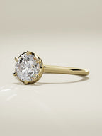 The Orbe, solitario con diamante redondo de laboratorio en oro amarillo 14K, vista de tres cuartos