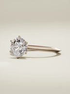 The Prisma, solitario con diamante redondo de laboratorio en oro rosa 14K, vista de tres cuartos
