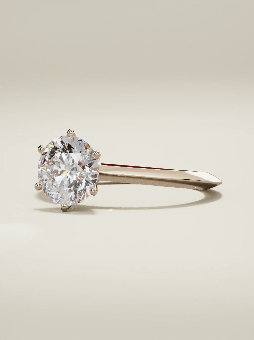 The Prisma, solitario con diamante redondo de laboratorio en oro rosa 14K, vista de tres cuartos