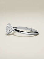The Prisma, solitario con diamante redondo de laboratorio en oro blanco 14K, vista lateral