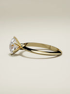 The Prisma, solitario con diamante redondo de laboratorio en oro amarillo 14K, vista lateral