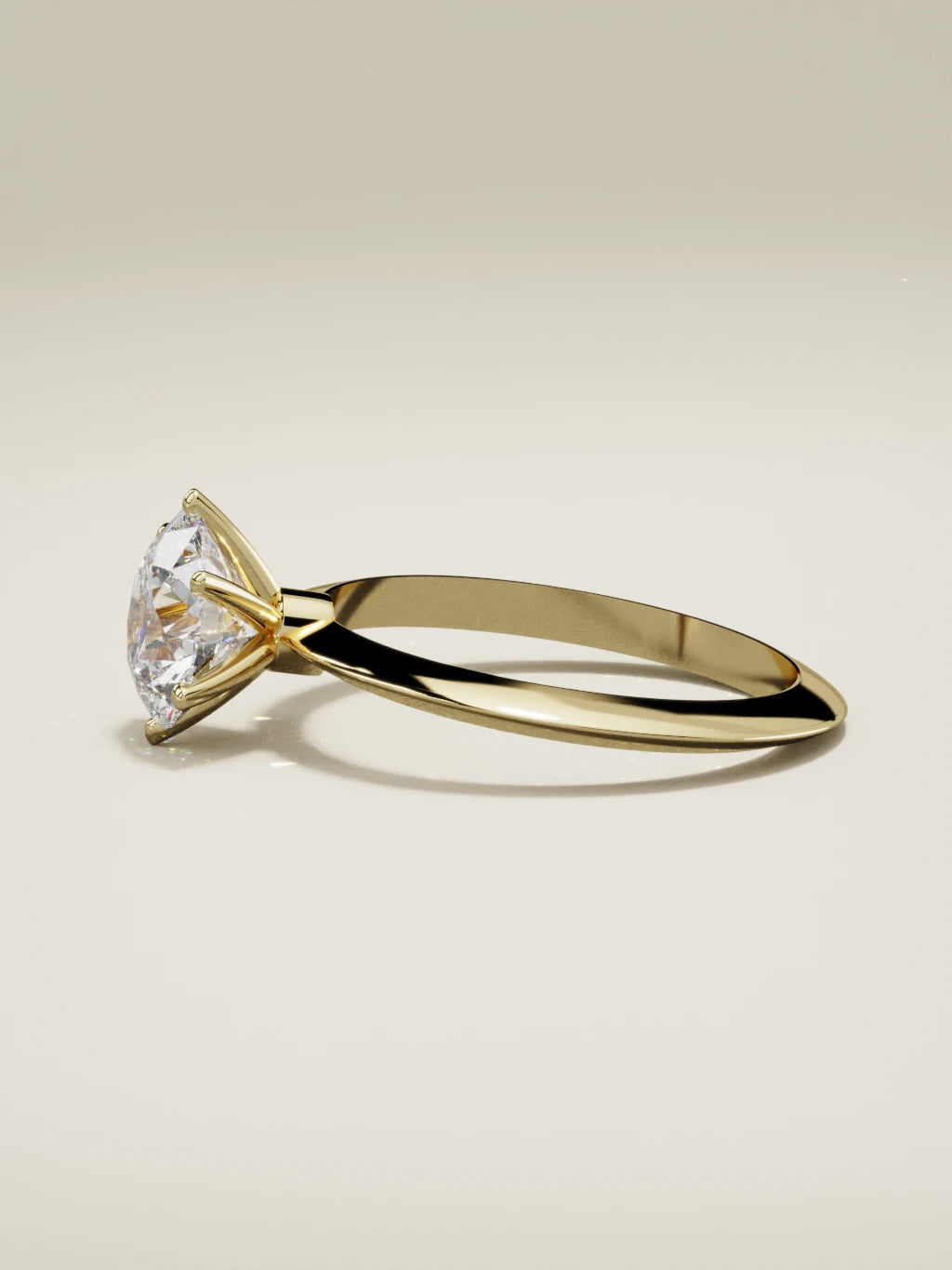 The Prisma, solitario con diamante redondo de laboratorio en oro amarillo 14K, vista lateral