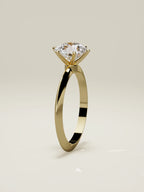 The Prisma, solitario con diamante redondo de laboratorio en oro amarillo 14K, de pie, vista frontal