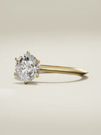 The Prisma, solitario con diamante redondo de laboratorio en oro amarillo 14K, vista de tres cuartos