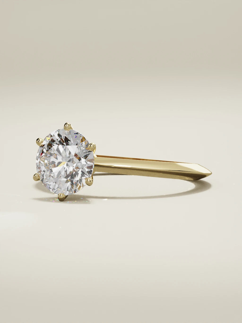 The Prisma, solitario con diamante redondo de laboratorio en oro amarillo 14K, vista de tres cuartos