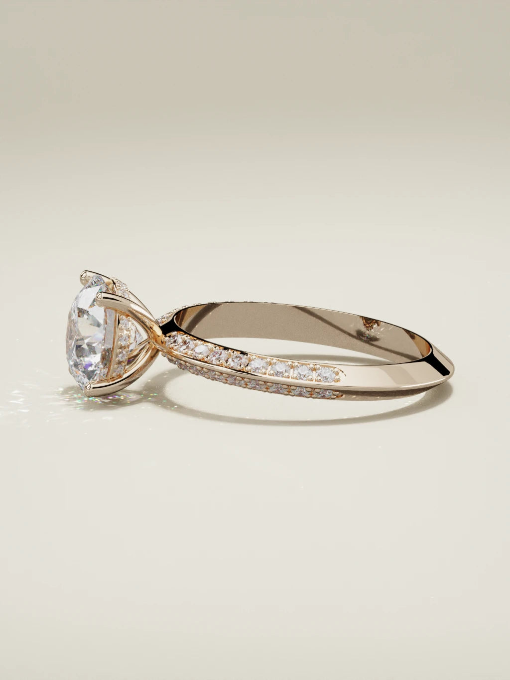 The Vera, solitario con diamante redondo de laboratorio en oro rosa 14K, vista lateral