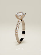 The Vera, solitario con diamante redondo de laboratorio en oro rosa 14K, de pie, vista frontal