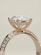 The Vera, solitario con diamante redondo de laboratorio en oro rosa 14K, de pie, vista de tres cuartos