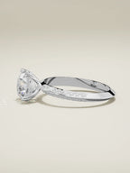 The Vera, solitario con diamante redondo de laboratorio en oro blanco 14K, vista lateral