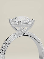 The Vera, solitario con diamante redondo de laboratorio en oro blanco 14K, de pie, vista de tres cuartos