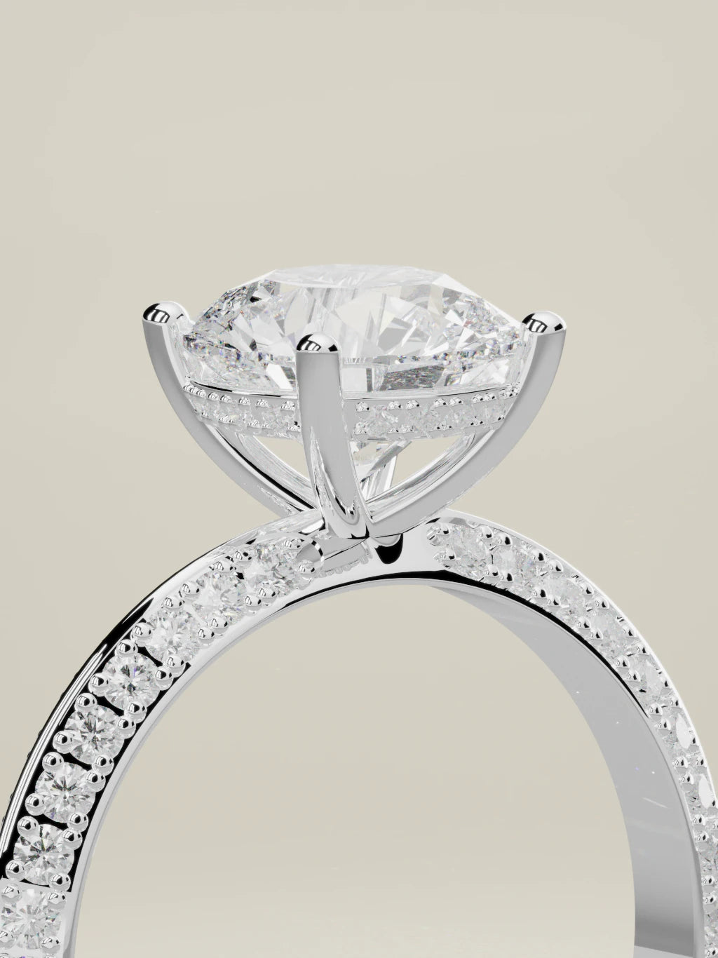 The Vera, solitario con diamante redondo de laboratorio en oro blanco 14K, de pie, vista de tres cuartos