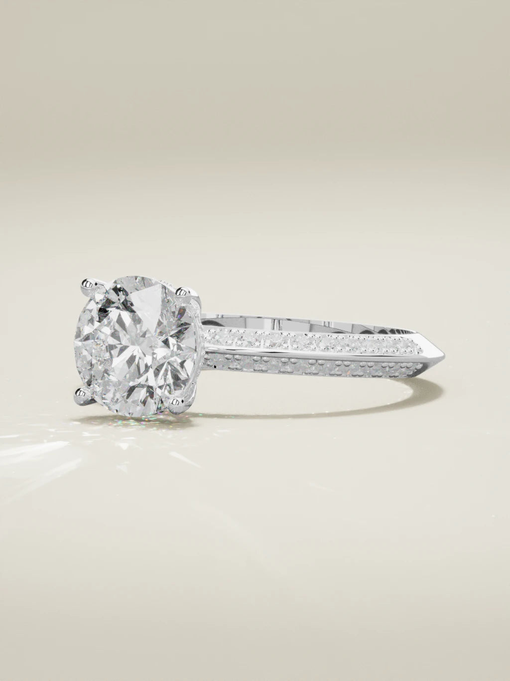 The Vera, solitario con diamante redondo de laboratorio en oro blanco 14K, vista de tres cuartos