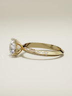 The Vera, solitario con diamante redondo de laboratorio en oro amarillo 14K, vista lateral
