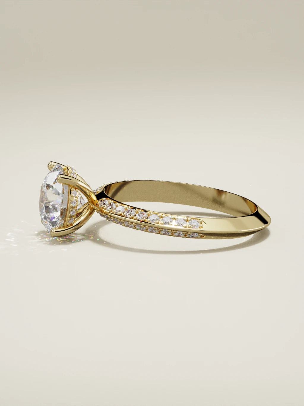 The Vera, solitario con diamante redondo de laboratorio en oro amarillo 14K, vista lateral