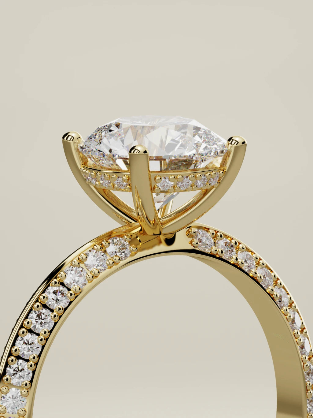 The Vera, solitario con diamante redondo de laboratorio en oro amarillo 14K, de pie, vista de tres cuartos