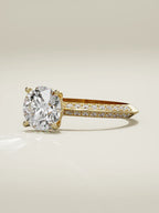 The Vera, solitario con diamante redondo de laboratorio en oro amarillo 14K, vista de tres cuartos