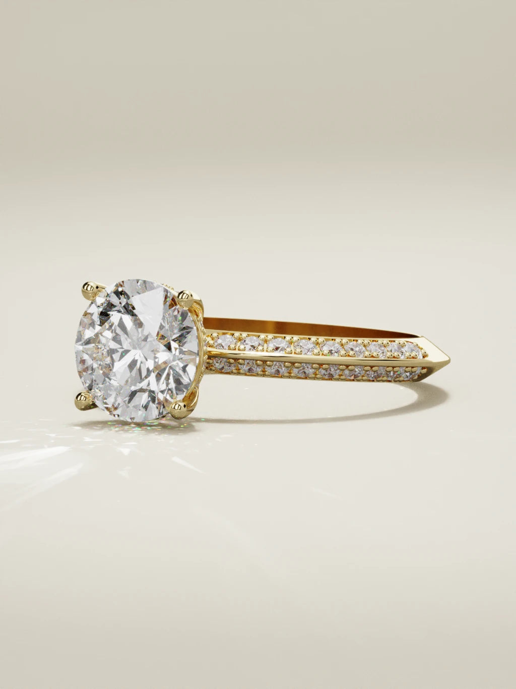 The Vera, solitario con diamante redondo de laboratorio en oro amarillo 14K, vista de tres cuartos