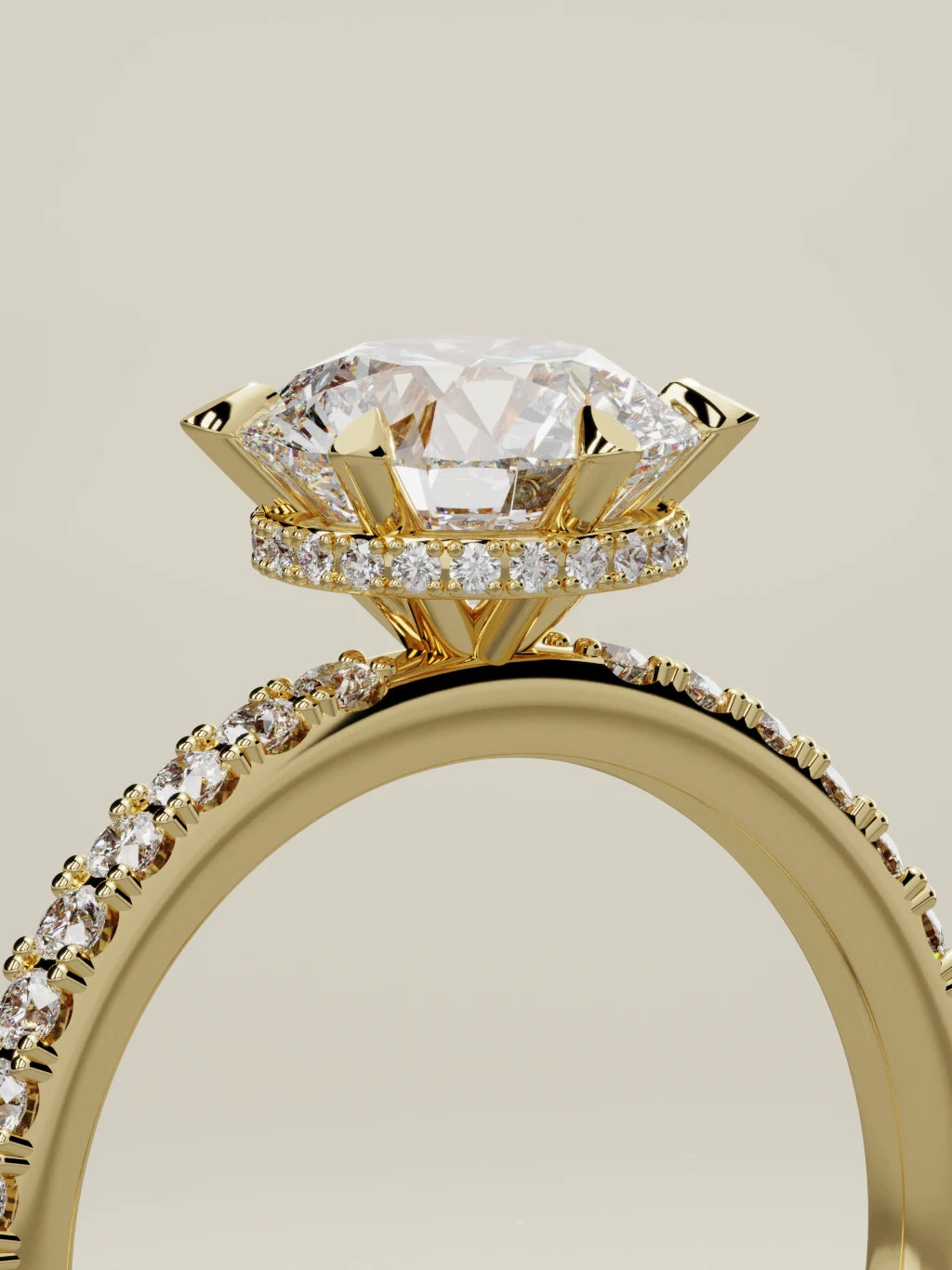 The Vitral, solitario con diamante redondo de laboratorio en oro amarillo 14K, de pie, vista de tres cuartos