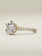 The Vitral, solitario con diamante redondo de laboratorio en oro amarillo 14K, vista de tres cuartos